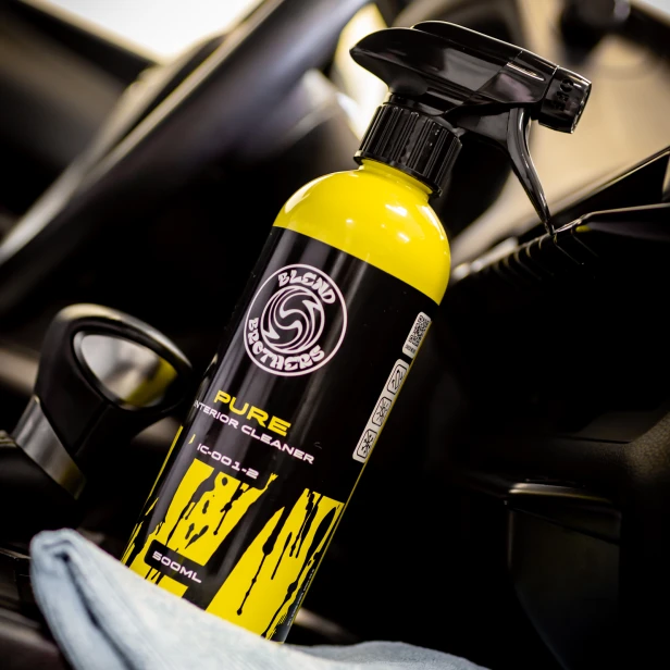cleaner do wnętrza auta z pędzelkiem detailingowym