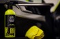 Zestaw do sprzątania auta: Pure Interior Cleaner 1000ml oraz żółta ściereczka z mikrofibry.