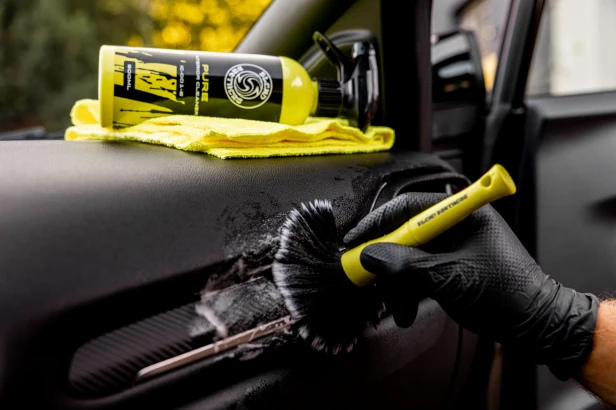 Efekt po użyciu Pure Interior Cleaner 500ml – czyste i odświeżone wnętrze auta klasy premium.
