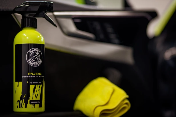 Pure Interior Cleaner 5000ml Blend Brothers i zielona mikrofibra – zestaw do pielęgnacji kokpitu.