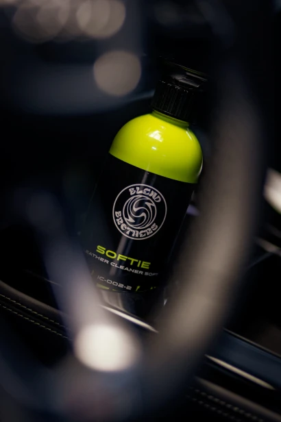 Jak wyczyścić skórzaną kierownicę? Skuteczne usuwanie brudu produktem Softie Leather 1000ml.