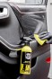 Softie Leather Cleaner 1000ml w akcji – usuwanie zabrudzeń z foteli i boczka skórzanego w aucie.