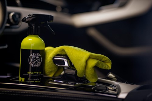 Precyzyjne czyszczenie porów skóry i szwów mikrofibrą z użyciem Softie Leather Cleaner 1l.