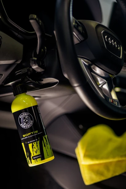 Czyszczenie skórzanej tapicerki w Audi za pomocą Softie Leather Cleaner  1l od Blend Brothers.