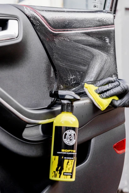 Softie Leather Cleaner 5000ml w akcji – usuwanie zabrudzeń z foteli i boczka skórzanego w aucie.