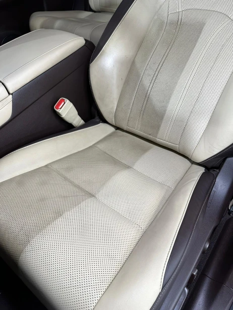 Hardy Leather Cleaner 500ml we wnętrzu Lexus mocny płyn do czyszczenia skórzanych foteli samochodowych.