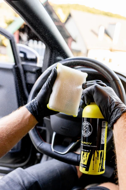 Mocny preparat do skór Hardy Leather Cleaner przygotowany do renowacji skórzanego podłokietnika lub kierownicy.