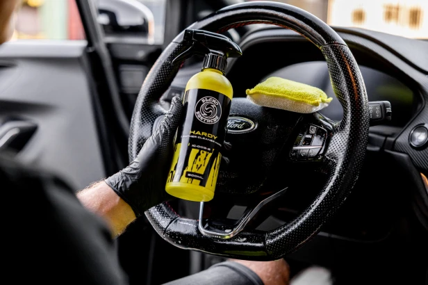 Hardy Leather Cleaner od Blend Brothers - wnętrze pojazdu