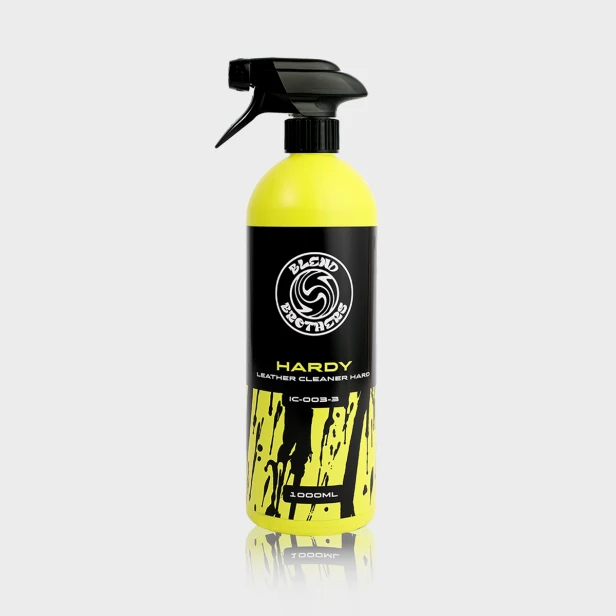 Mocny środek do czyszczenia skóry Hardy Leather Cleaner 1L Blend Brothers – butelka 1000ml z lustrzanym odbiciem.