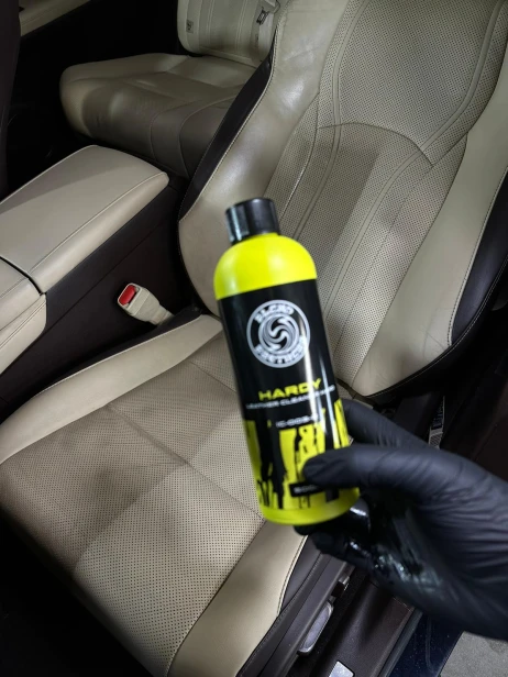 Hardy Leather Cleaner 1l we wnętrzu Lexus – mocny płyn do czyszczenia skórzanych foteli samochodowych.