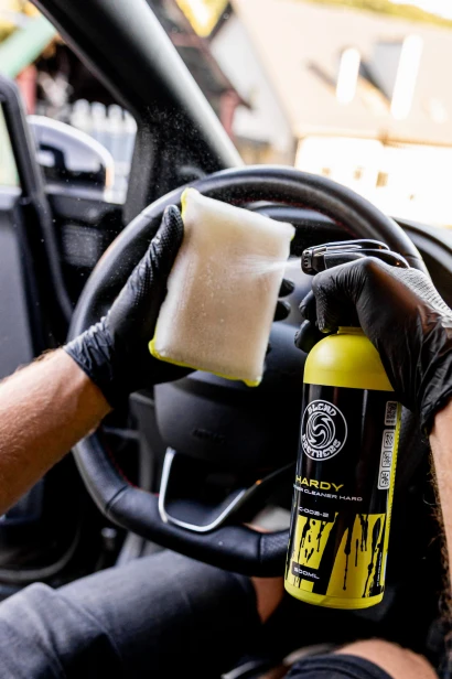 Usuwanie ciężkich zabrudzeń ze skóry Srub-Padem frisky i silnym cleanerem Hardy 5000ml od Blend Brothers.