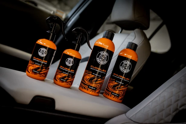 Efekt hydrofobowy na tkaninie po zastosowaniu impregnatu Snuggler Blend Brothers 200ml.