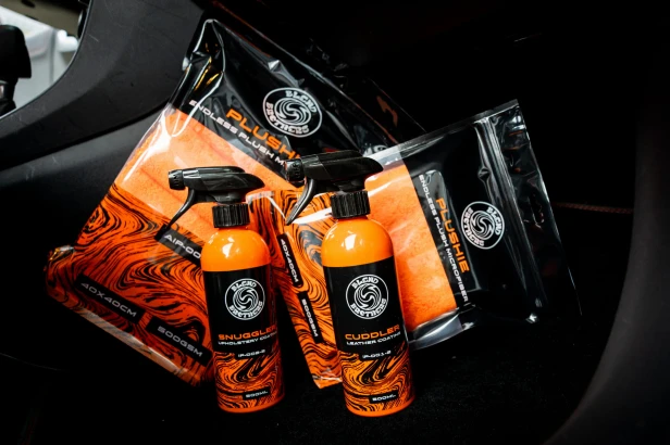 Snuggler Upholstery Coating 200ml we wnętrzu samochodu – gotowy do zabezpieczenia dachu cabrio i wykładzin.