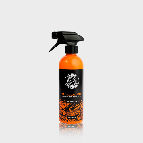 Profesjonalny zestaw Cuddler 500ml do kompleksowej pielęgnacji i zabezpieczenia skór w aucie.