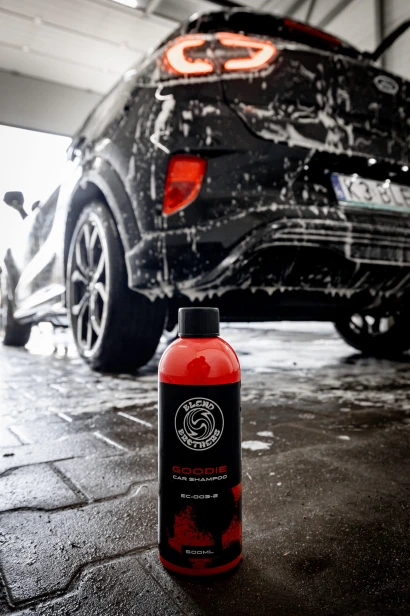Ręczne mycie karoserii samochodu kosmetykami premium Goodie 500ml