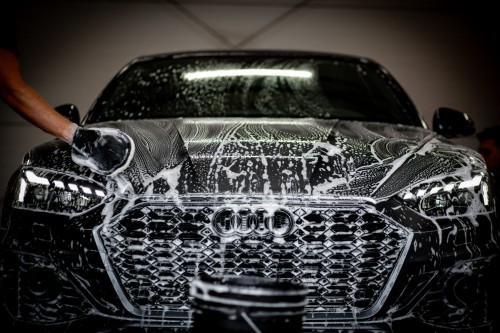 Ręczne mycie karoserii auta szamponem GOODIE Car Shampoo – efekt detailingowy