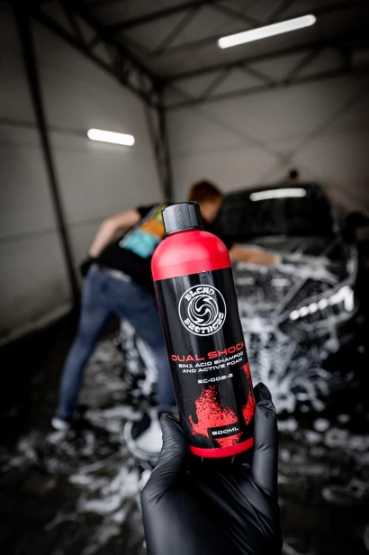 Bezpieczne mycie wstępne samochodu kwaśną pianą aktywną Dual Shock Blend Brothers.