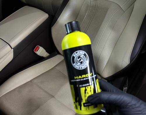 Hardy Leather Cleaner we wnętrzu Lexus – mocny płyn do czyszczenia skórzanych foteli samochodowych.