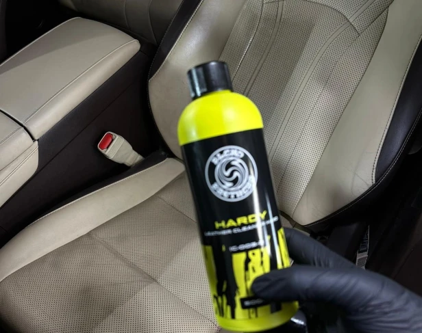 Hardy Leather Cleaner we wnętrzu Lexus – mocny płyn do czyszczenia skórzanych foteli samochodowych.