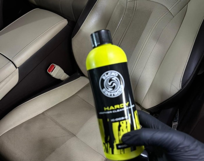 Hardy Leather Cleaner we wnętrzu Lexus – mocny płyn do czyszczenia skórzanych foteli samochodowych.