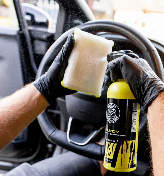 Mocny preparat do skór Hardy Leather Cleaner  1l przygotowany do renowacji skórzanego podłokietnika lub kierownicy.