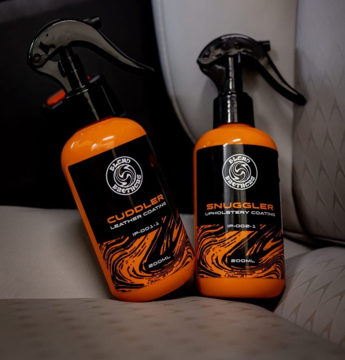 Butelki Snuggler 200 ml(do tkanin) i Cuddler (do skór) na jasnym fotelu samochodowym – ochrona tapicerki.
