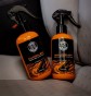 Butelki Snuggler 200 ml(do tkanin) i Cuddler (do skór) na jasnym fotelu samochodowym – ochrona tapicerki.