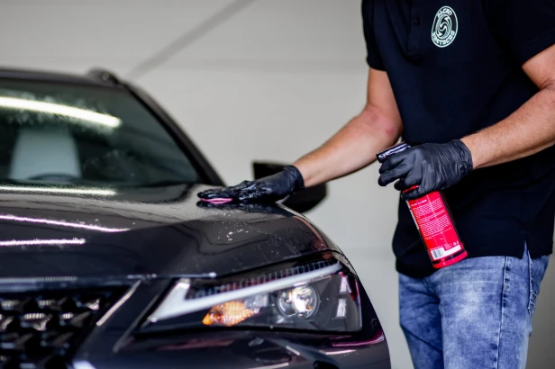 Doskonały poślizg glinki na lakierze dzięki zastosowaniu preparatu Slicky Clay Lube.