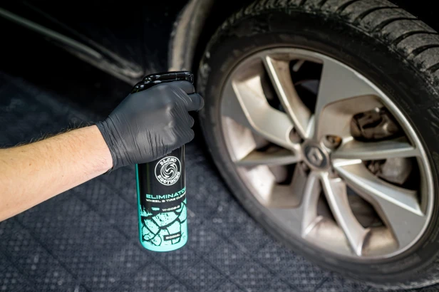 Szorowanie boku opony pędzelkiem z użyciem Eliminator Wheel &amp; Tire Cleaner.