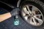 Szorowanie boku opony pędzelkiem z użyciem Eliminator Wheel &amp; Tire Cleaner.