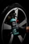 Nanoszenie preparatu Eliminator Wheel &amp; Tire Cleaner na koło przed myciem.