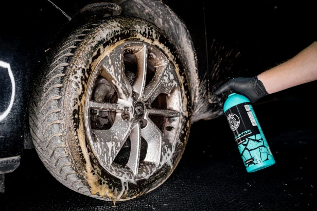 Widoczny efekt rozpuszczania starych dressingów i brudu przez Eliminator Wheel &amp; Tire.