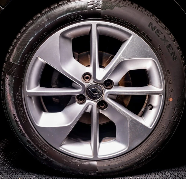 Efekt samooczyszczania i szybki zrzut wody z felgi zabezpieczonej EZ Wheels.