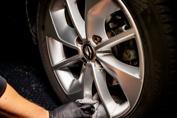 Bariera ochronna EZ Wheels sprawiająca, że woda i brud nie przywierają do felgi.