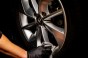 Głęboki połysk i czystość felgi aluminiowej zabezpieczonej sprayem EZ Wheels.