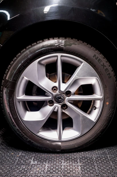Ekstremalny zrzut wody z felgi zabezpieczonej powłoką EZ Wheels Wheel Coating.