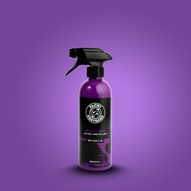 Fioletowa butelka Blend Brothers BLOOM Quick Detailer 500ml na jasnym tle