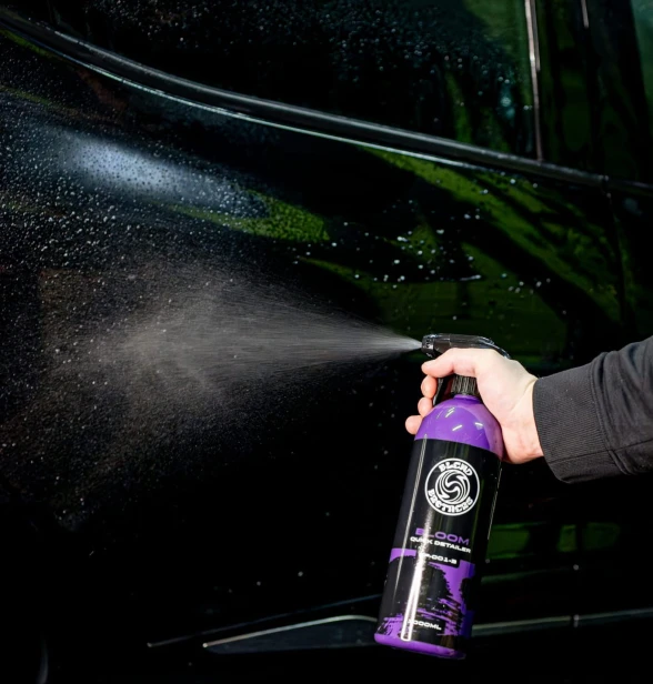 Rozpylanie mgiełki Blend Brothers BLOOM Quick Detailer 1L na czarną karoserię samochodu