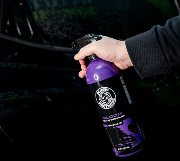 Aplikacja quick detailera BLOOM za pomocą atomizera na lakier samochodowy