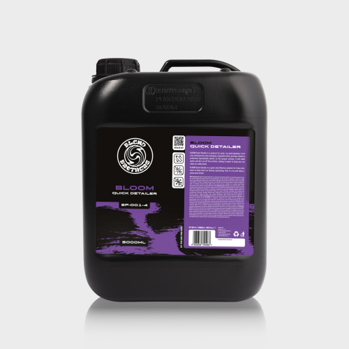 Czarny kanister 5L Blend Brothers BLOOM Quick Detailer na białym tle z odbiciem