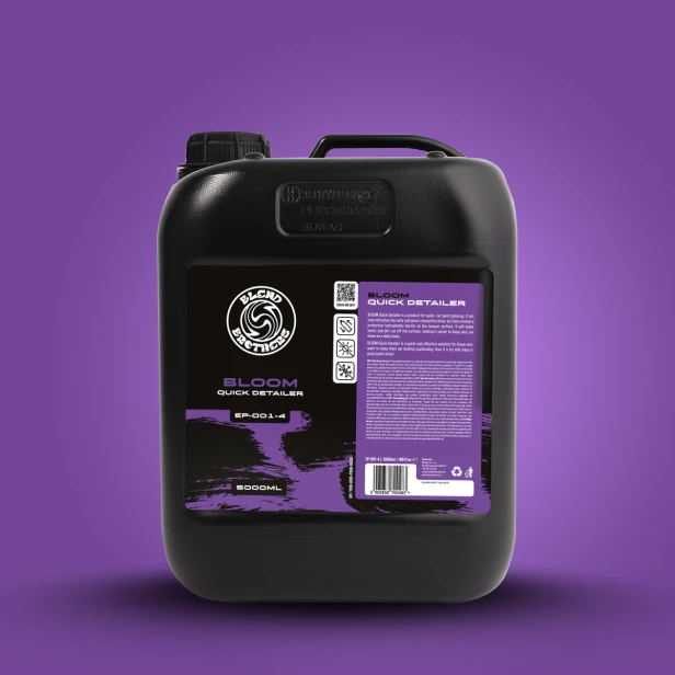 Duże opakowanie 5000ml BLOOM Quick Detailer na fioletowym tle