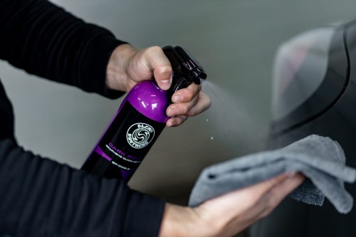 Nanoszenie grafenowego quick detailera DARK FORCE na karoserię czarnego samochodu