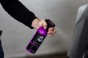 Rozpylanie preparatu z grafenem DARK FORCE za pomocą atomizera na lakier auta