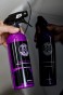 Prezentacja butelki DARK FORCE Graphene Quick Detailer podczas prac detailingowych