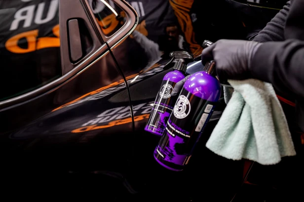 Prezentacja produktu Dark Force Graphene Quick Detailer podczas pielęgnacji czarnego auta