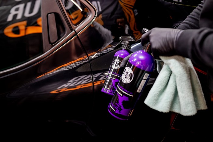 Prezentacja produktu Dark Force Graphene Quick Detailer podczas pielęgnacji czarnego auta