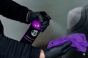 Detailing auta z DARK FORCE Graphene Quick Detailer – aplikacja mikrofibrą na czarny lakier