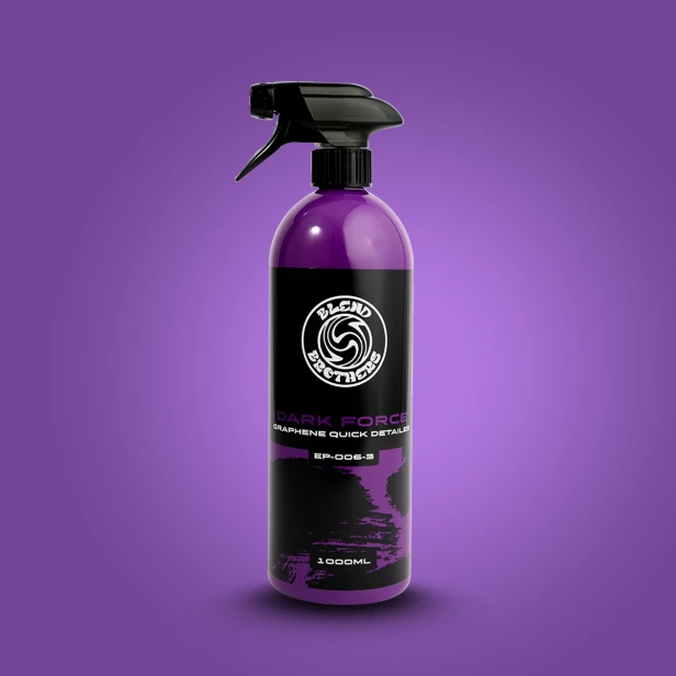 Butelka 1L Dark Force Graphene Quick Detailer z atomizerem na fioletowym tle