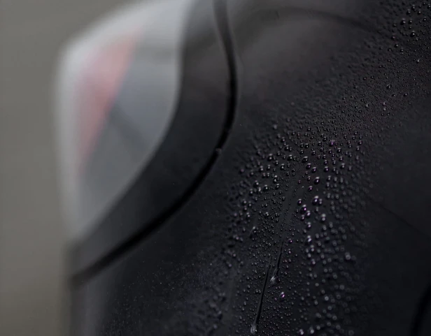 Krople wody na masce boku – efekt hydrofobowy po Dark Force Graphene QD