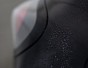 Krople wody na masce boku – efekt hydrofobowy po Dark Force Graphene QD